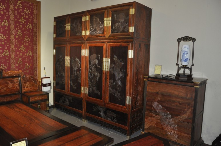 紅酸枝鑲大葉紫檀絲翎檀雕頂箱柜